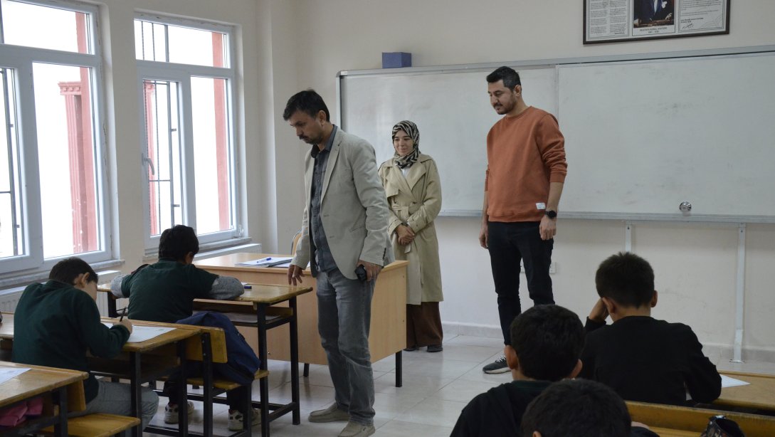 ŞUBE MÜDÜRÜMÜZ, ÜLKE GENELİ ORTAK SINAVLAR KAPSAMINDA YAPILAN SINAVLARI YERİNDE İNCELEDİ