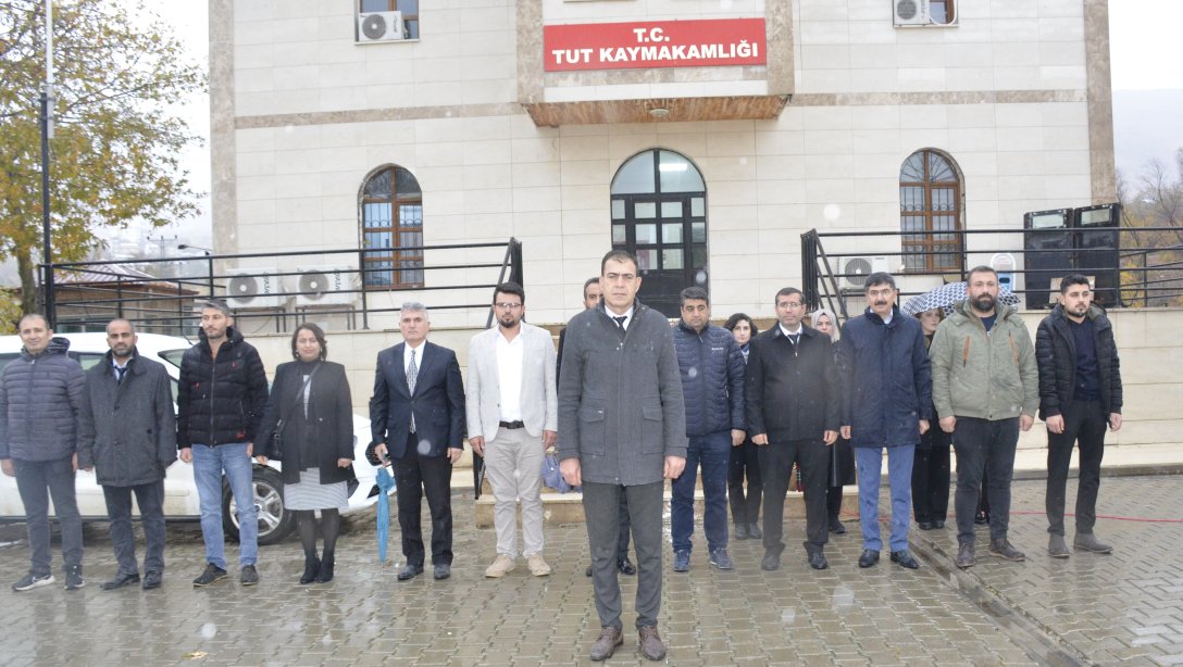 24 Kasım Öğretmenler Günü Kutlamaları Kapsamında İlçe Milli Eğitim Müdürümüz Sayın Dursun ARSLANARGUN, Kaymakamlık Binası Önünde Bulunan Atatürk Anıtı'na Çelenk Sundu